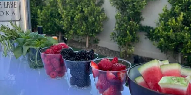 Zou2You bar setup with fresh fruits and cocktails